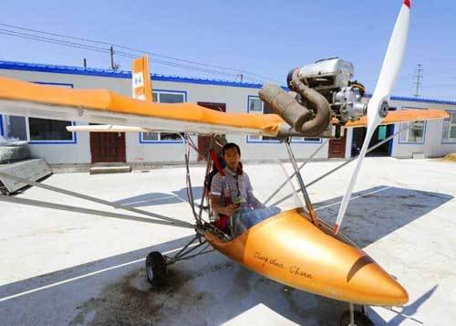 杨世军正在吉林省长春市测试自己制造的飞机。杨世军利用1年时间，花费10万元在自己家中建造了一架小型喷气式飞机，以纪念父亲杨金海，他将这架飞机命名为“金海一号”。这架飞机翼展9.5米，从头到尾长5米，重达110公斤。杨世军正在考取飞行执照，以便测试这架飞机。