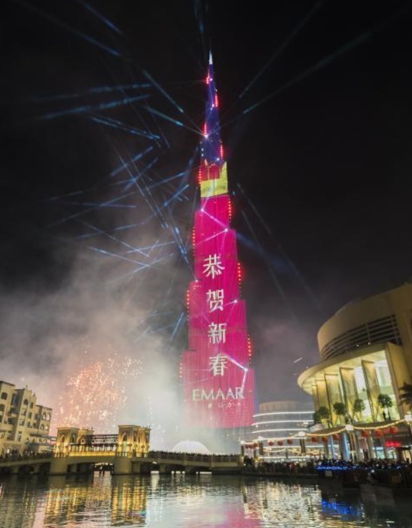 阿拉伯联合酋长国迪拜，世界第一高楼在中国农历大年三十晚上8点举行灯光秀庆祝中国春节，迪拜购物中心也装扮出浓烈的新春气氛。