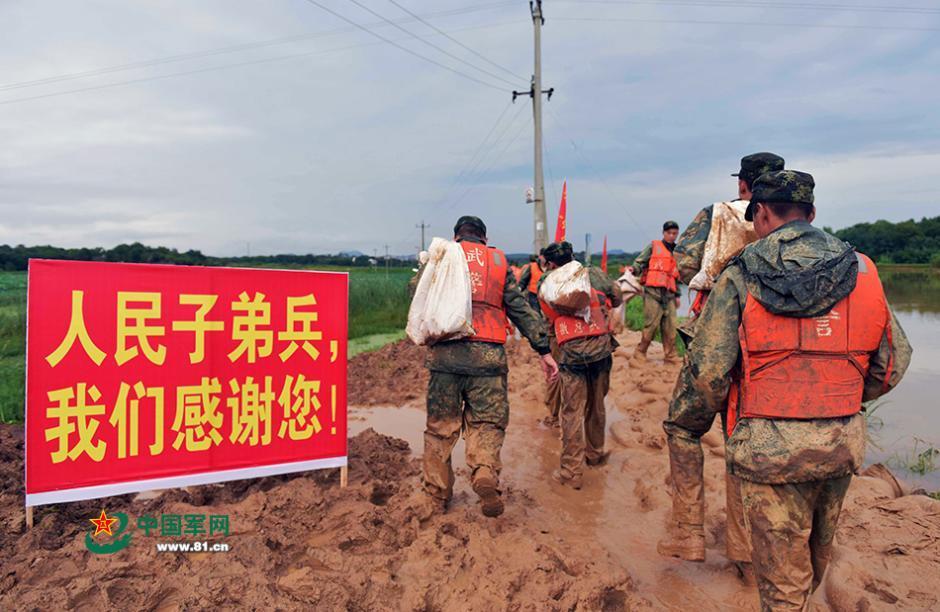 官兵抗洪救灾:重温堤坝上那些难忘瞬间