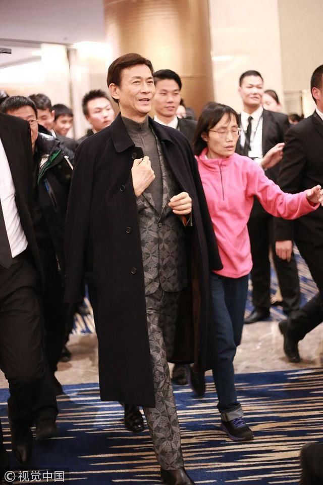 70岁男人是个宝,向华强比小他9岁的老婆看着还