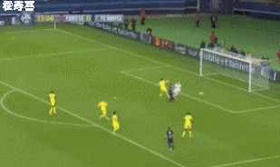 后空翻罚点球堪称奇葩!4年前伊布也曾进球滑庆