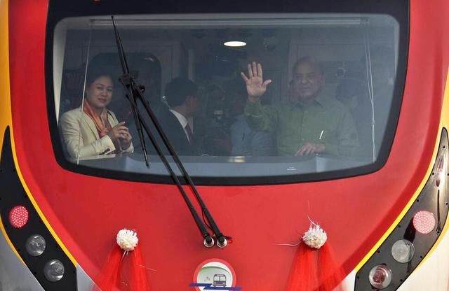 远方突然传来汽笛声,巴基斯坦欢欣鼓舞,27辆列