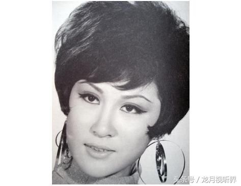 她害死李小龙,嫁给向华强,一生被人唾骂.