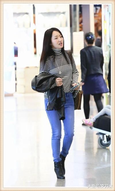 杨钰莹终于肯换鞋了!运动鞋配牛仔裤嫩炸天,网