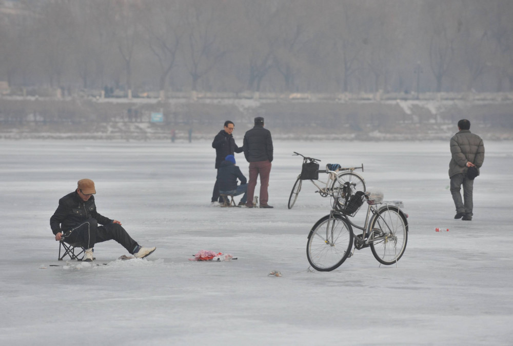 他们钓起小鱼后 竟把鱼放冰面上冻死 他们钓起小鱼后 竟把鱼放冰面上冻死