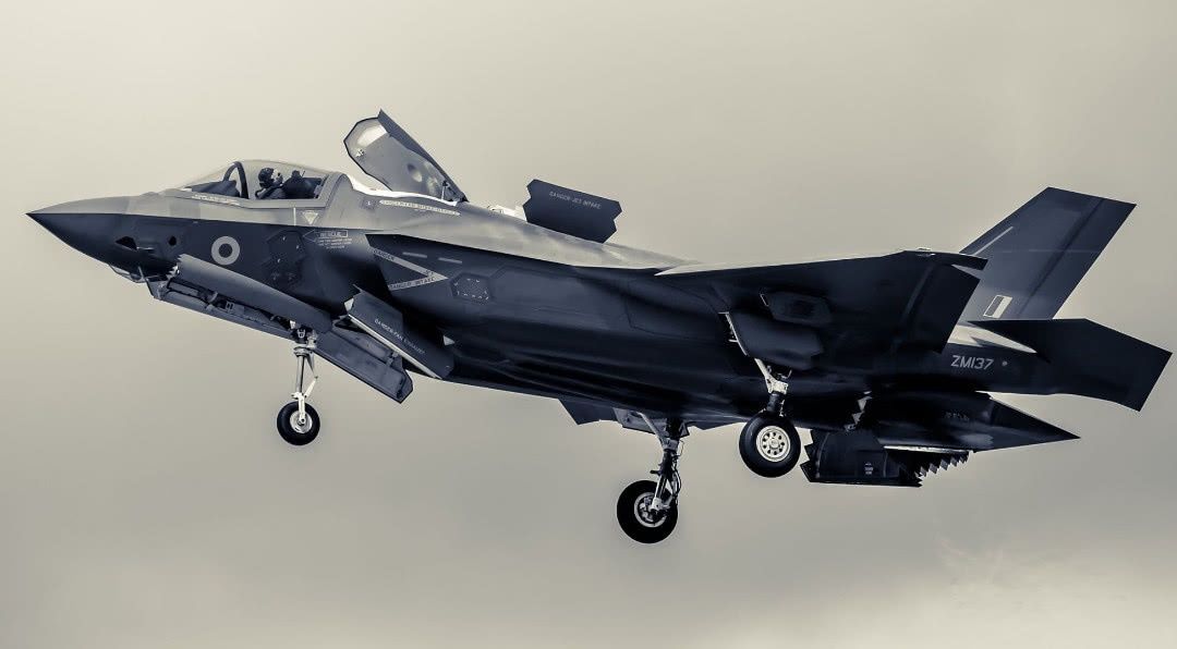 F-35A升限18288米,歼-20比他如何?专家:骑他