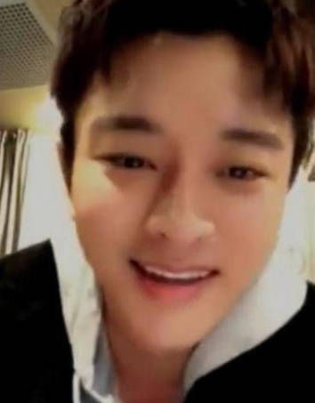 PG one李小璐先后现身机场,仍是穿着情侣装,甜