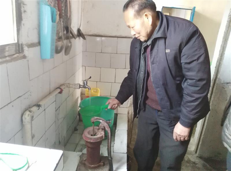 【网络媒体走转改】清泉汩汩润民心 【网络媒体走转改】清泉汩汩润民心