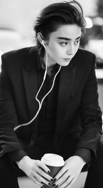 帅出新高度 ▼ 当范爷穿上男装, 一席西装风度翩翩, 帅过周润发,酷过