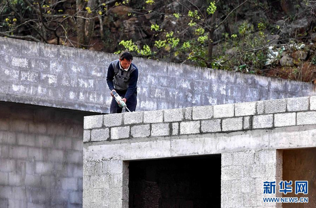 3月14日，在广西隆林各族自治县蛇场乡新寨村，贫困户杨开强在修建新房。房屋建成后，他家将得到相应的补助。记者从广西壮族自治区住房和城乡建设厅了解到，广西2017年将继续大力推进农村危房改造，计划完成10万户的开工任务，其中将以建档立卡贫困户、农村低保户为重点。2016年，广西将建档立卡贫困户危房改造补助标准提高到户均2.3万元，全年共为7万多户贫困户建档立卡，并为他们完成危房改造。新华社记者黄孝邦 摄