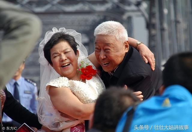 我16岁父母离婚,出嫁1年后母亲再婚,婚礼上新