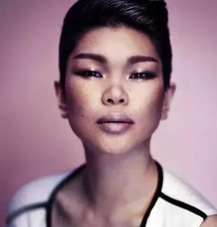 她是中国人眼里最丑的超模,却是西方人眼中的