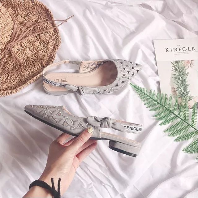 脚宽竟也能穿高圆圆周冬雨的一字带凉鞋,那脚