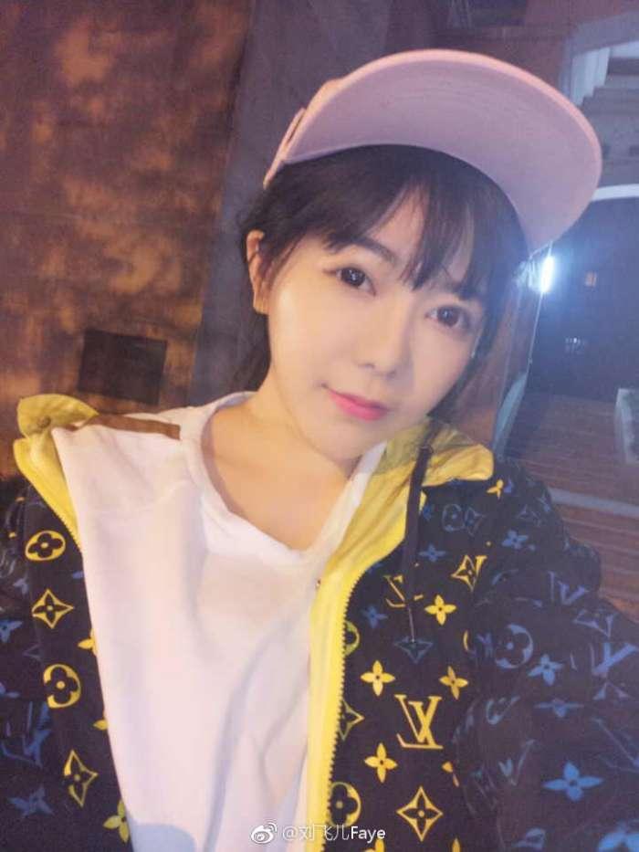 刘飞儿曝睡衣照走光 网友: 我们对不起当年的三骚卡卡 刘飞儿曝睡衣照走光 网友: 我们对不起当年的三骚卡卡