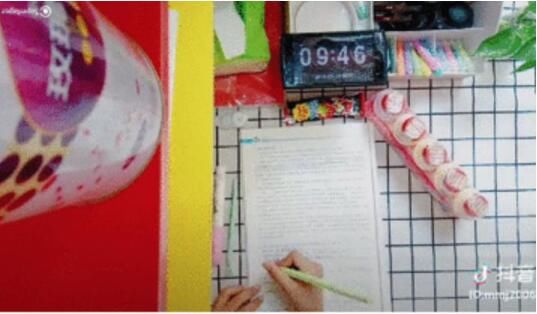 每天在抖音记录学习过程 勤奋女孩获百万网友