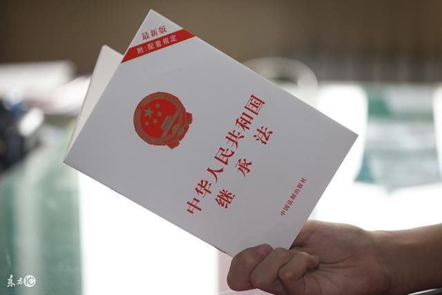 2018最新继承法,二婚女人哭了,丈夫死亡后把财