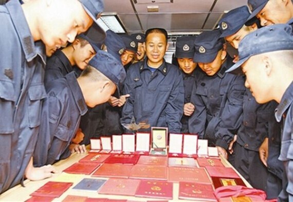 关红云，某巡逻大队“韶关”舰一级军士长关红云。图为他向新兵介绍自己的事迹，鼓励战士们扎根岗位，奉献海疆。