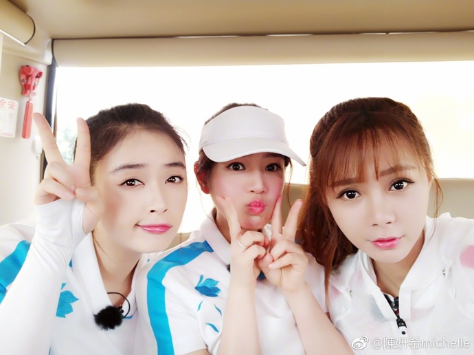 陈妍希晒和蒋欣宋茜唐艺昕自拍 女星同框自拍亮点多