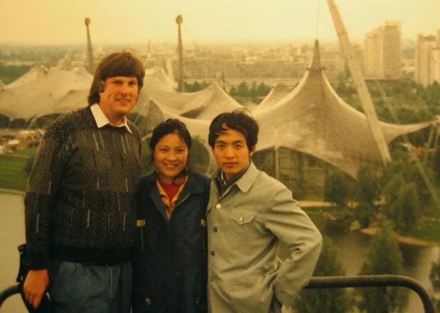 【秉烛夜读】一首诗一个故事--怀念顾城