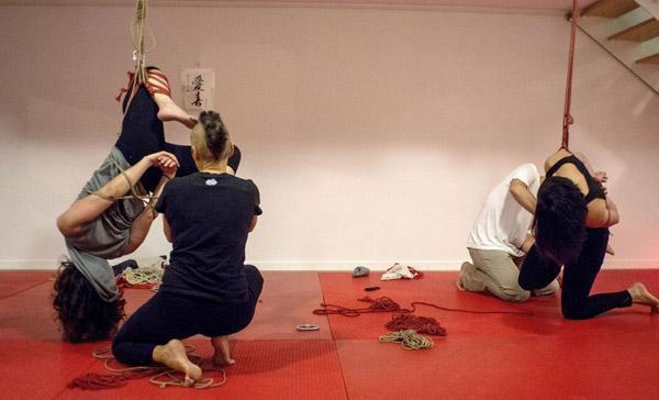 绑美女示范日本绳缚艺术:被虐式的美感 绑美女示范日本绳缚艺术:被虐式的美感