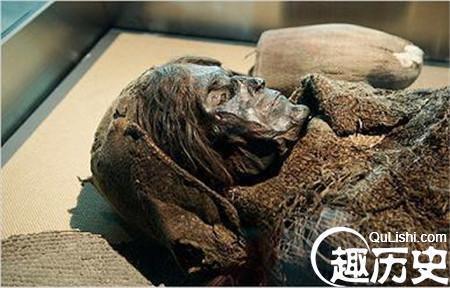 八十年代,中国的考古专家在新疆发掘出一具女干尸,这是在我国新疆最早