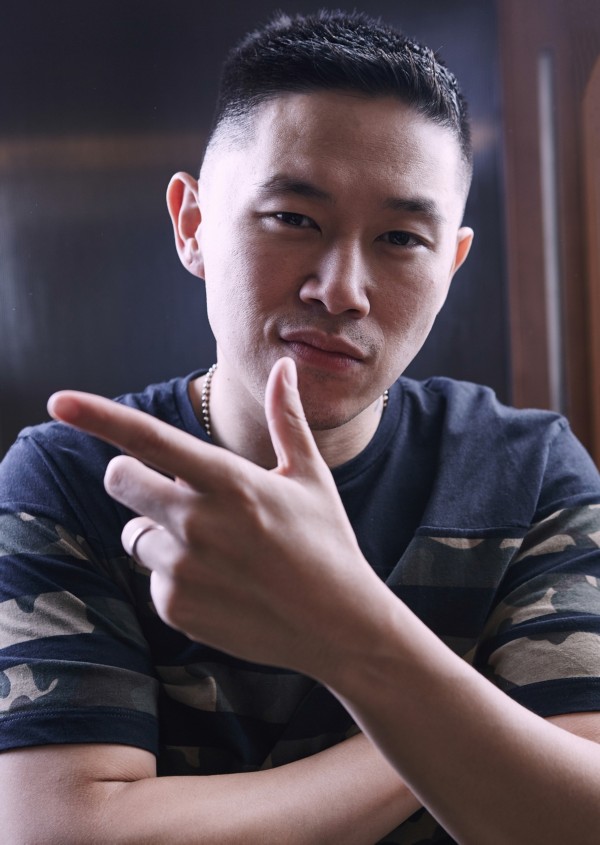 欧阳靖摘掉面具 冷峻变接地气很peace