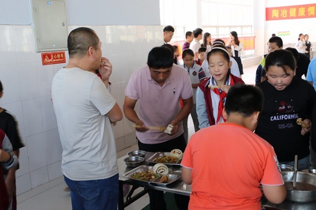 临沂:兰山新桥小学开展学校食堂家长开放日活动