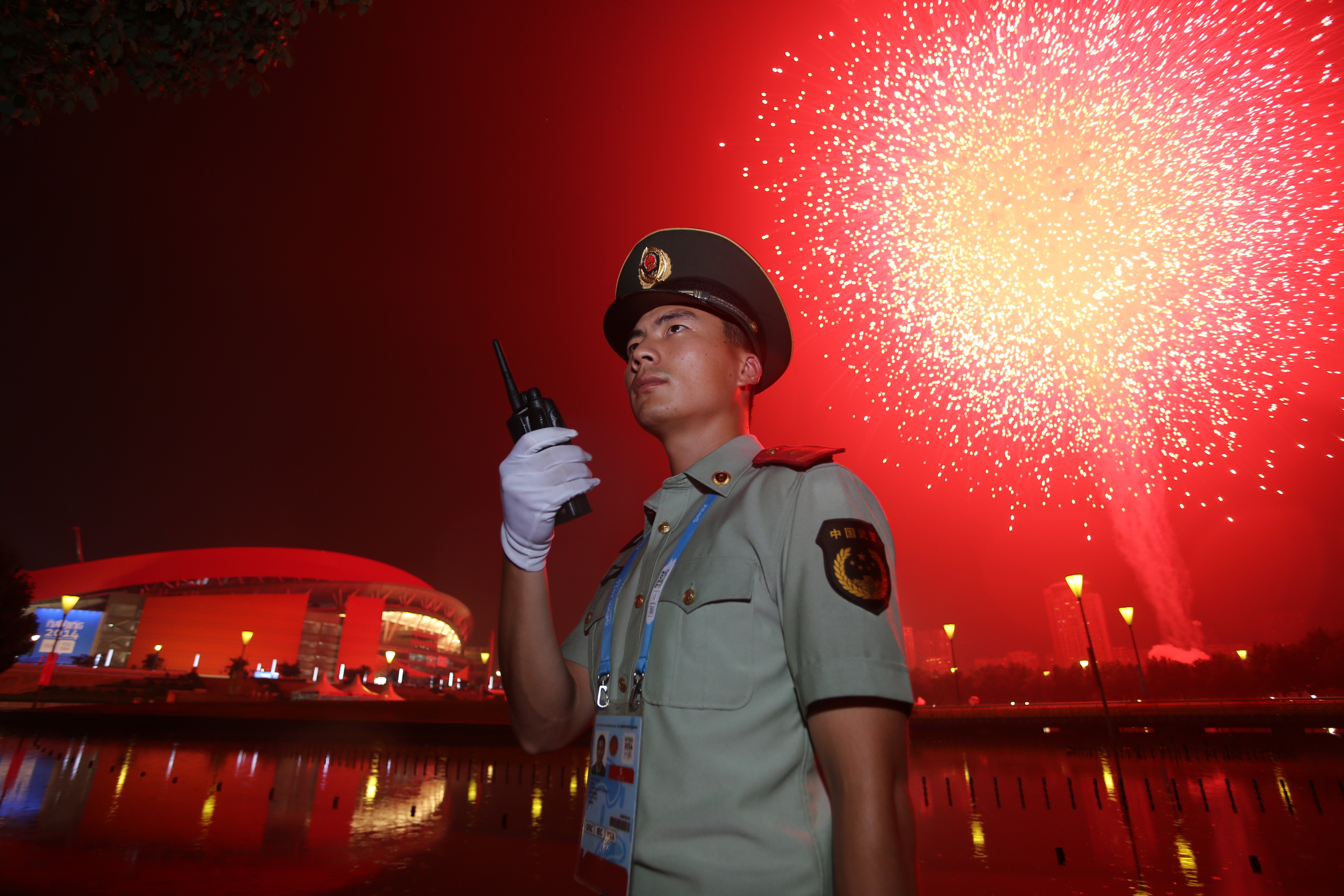 2014年8月，世界青年奥林匹克运动会在南京举行，图为武警江苏总队官兵现场执勤。吴贵龙摄