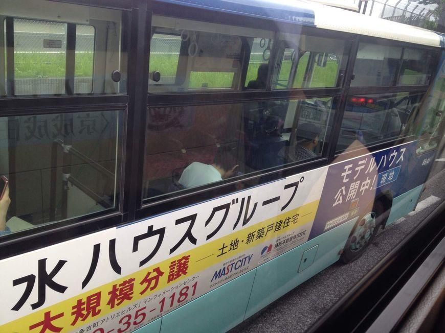 中国游客去日本旅游 公交车上给老人让座,结果