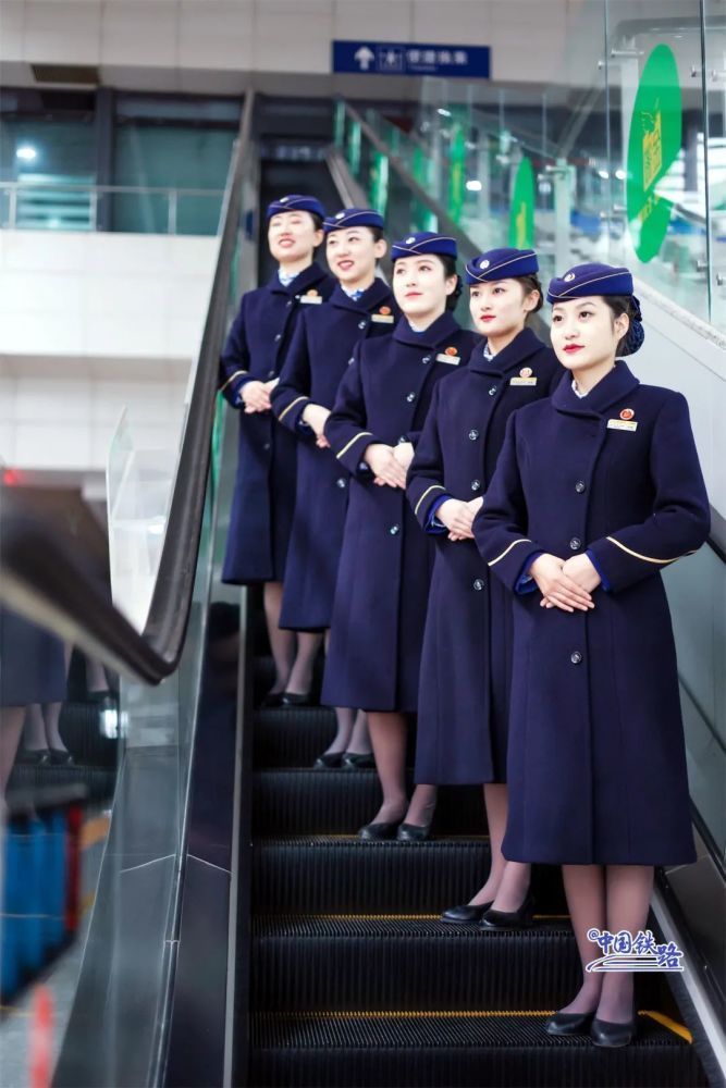 瞧,高铁乘务员小姐姐换冬装啦!