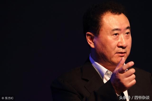 王健林年会落泪,王石卸任董事,这位创始人直接