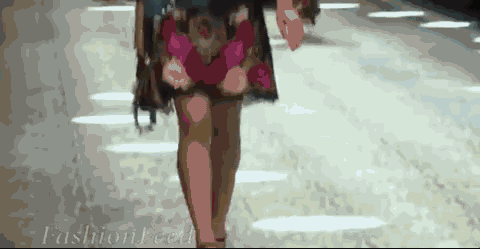 Dolce & Gabbana 2017秋冬秀

秀场上的她毫不怯场，气场全开，俨然一副专业模特的架势：