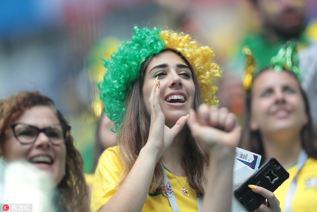 巴西女球迷呐喊