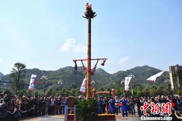 花山节上"祭花杆".王哲 摄