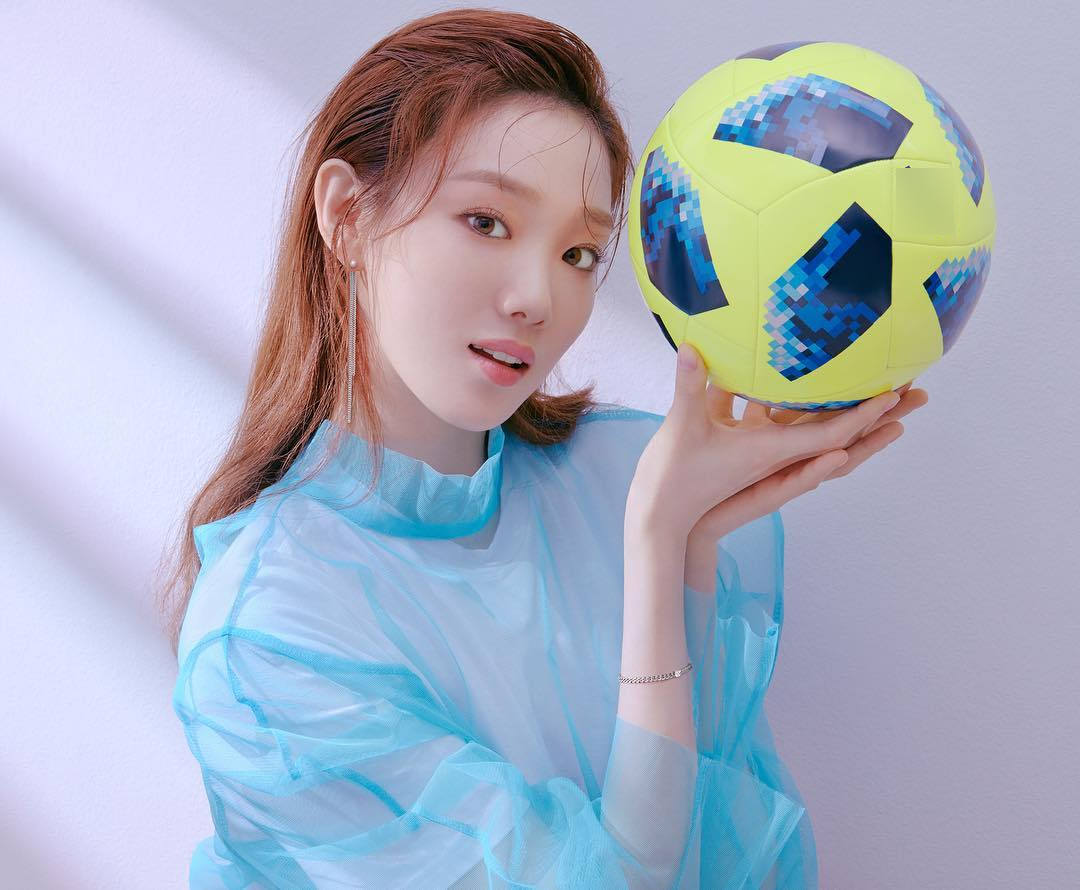 名模双手托球力挺韩国 175cm身高+天使面容