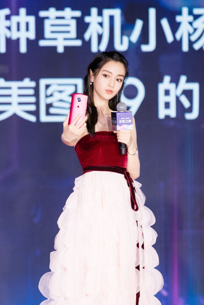 Baby穿枣红丝绒抹胸长裙出席美图T9X发布会