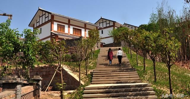 南充江陵镇元宝山攻坚克难拓宽致富路