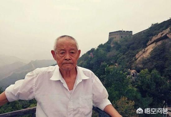 男孩意外落水九旬老人跳河救人,老年人见义勇