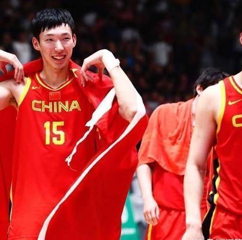 又一噩耗! 阿联无缘世预赛, 杜峰紧召回郭艾伦