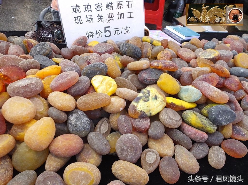 趣闻:商家卖琥珀蜜蜡,5元一克!摄影师感叹:好贵