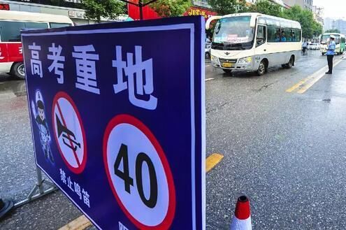 交警冒雨送考生反被投诉:别对善举吹毛求疵