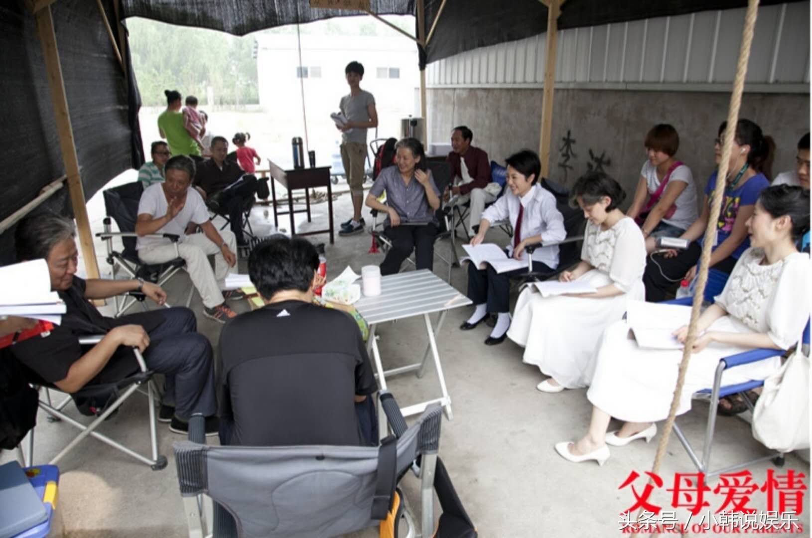 《父母爱情》幕后花絮照,梅婷和孔笙做早操,刘