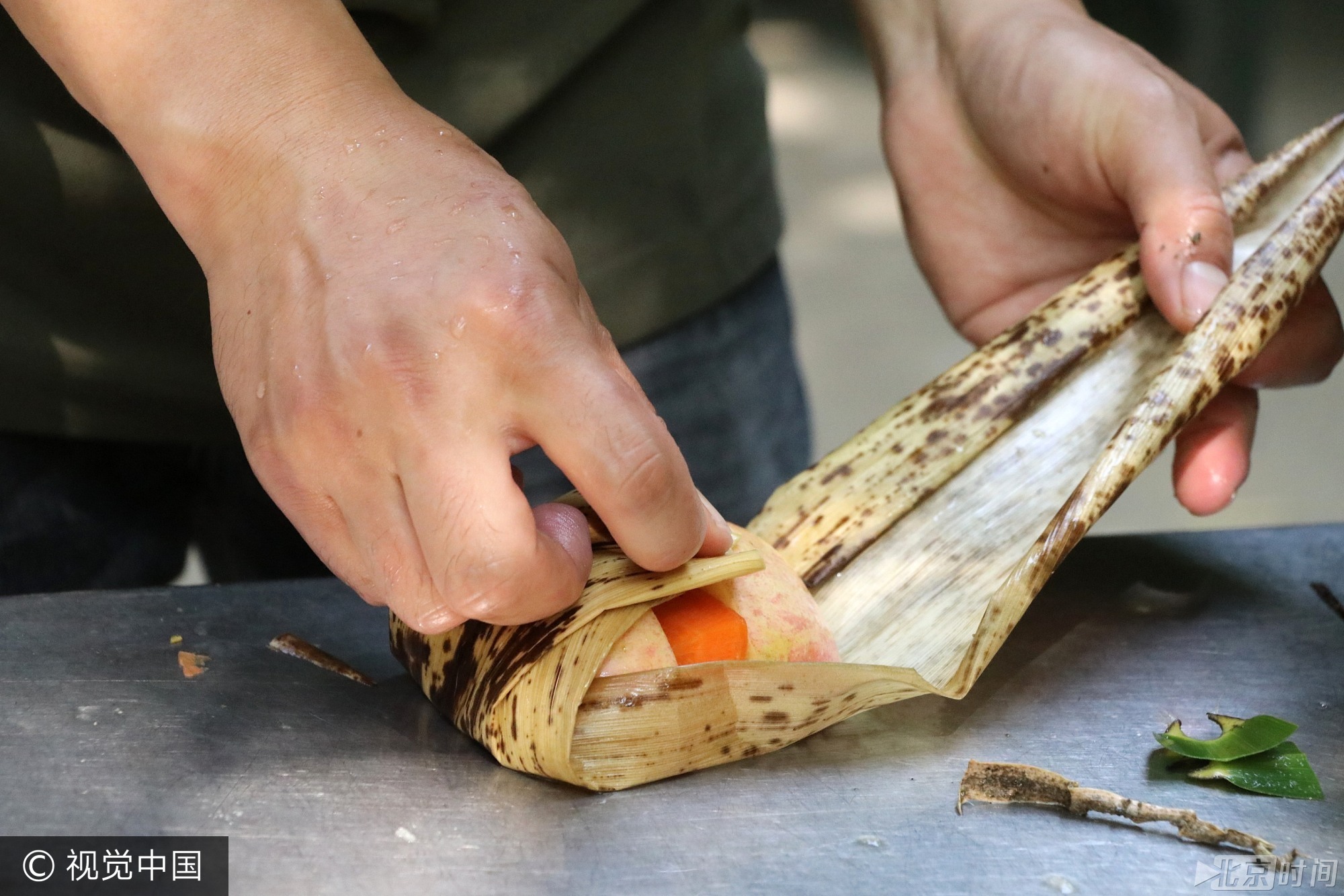 2017年5月26日, 我国传统节日端午节临近,当日,扬州茱萸湾动物园的饲养员用窝窝头、竹粉、苹果等食材为大熊猫、袋鼠等动物精心制作了特殊的粽子,让它们享受美食迎接端午。