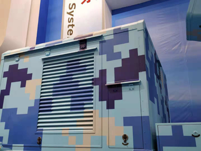 驾驶舱后面与发射架之间设置了一个方舱，安装了空调、电子系统等设备。