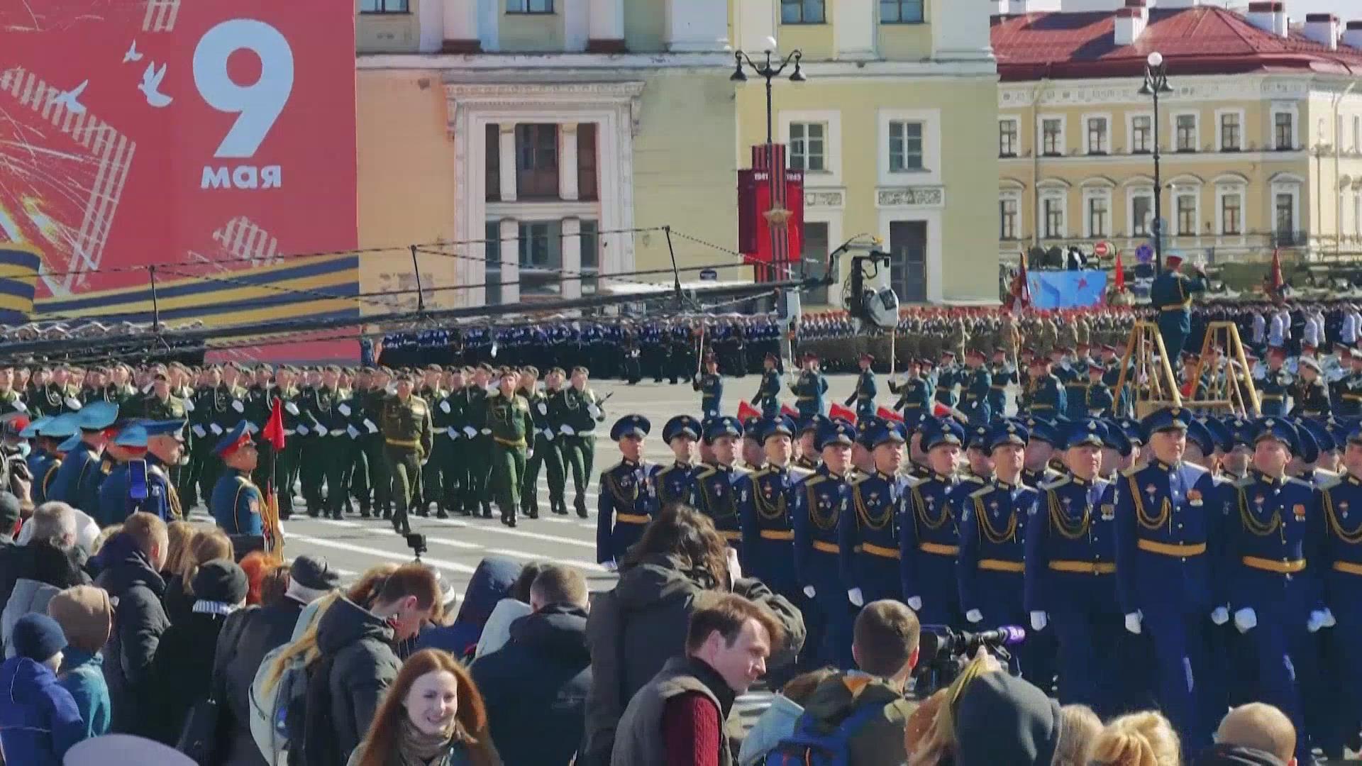 俄罗斯举行胜利节阅兵彩排 多款地面装备插着红旗亮相（6）-千龙网·中国首都网