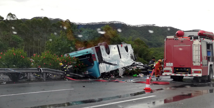 广州广河高速龙门段一客车翻车 已致19人死亡