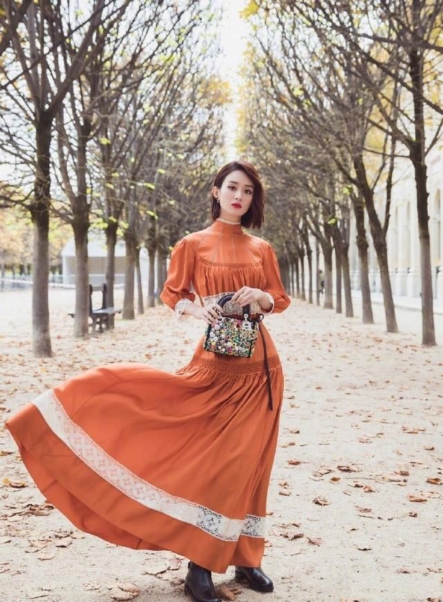 赵丽颖穿一袭碎花长裙真心考验颜值,多亏这时