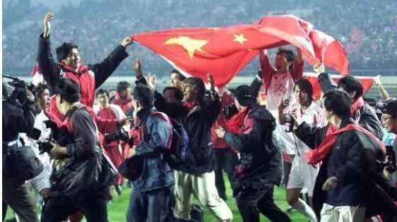 中国队在02年世界杯连输3场 却成为中国足球队