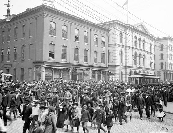 近日，网上一组图片揭露了美国南北战争后美国非裔奴隶名存实亡的“自由”生活。虽然美国法律终结了美国奴隶制度，但非裔美国人的奴役生活却并无多大的改变。