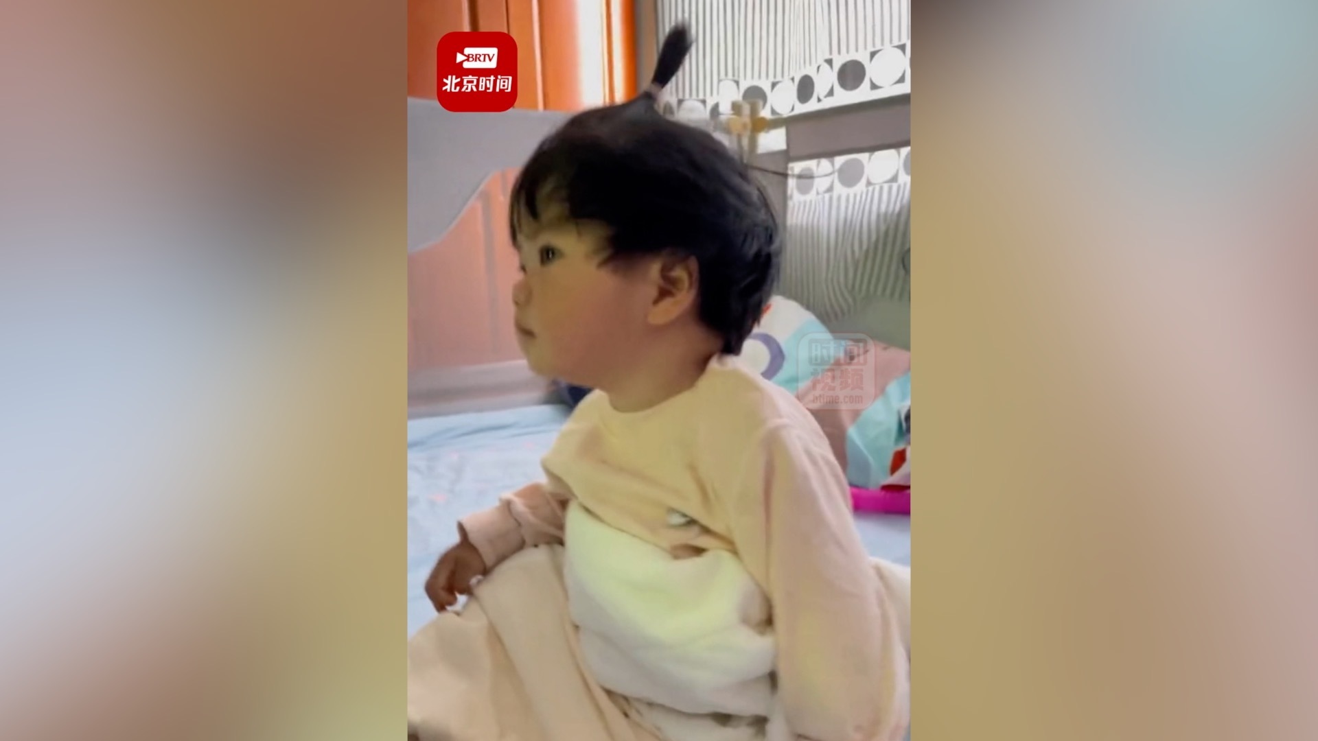 10个月宝宝听甩葱歌立马起床 妈妈：她还跟着音乐不停点头